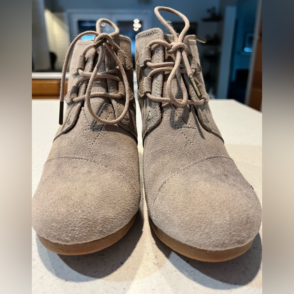 Toms Beige Tie Up Booties sz 9